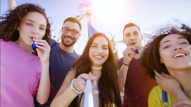 Festive Group Of Beautiful Diverse Young Friends Taking A Pickture Using A Selfie Stick Sourire Festive Celebration Togetherness Concept Au coucher du soleil Tourné sur Red Epic W 8K Slow Motion — Video