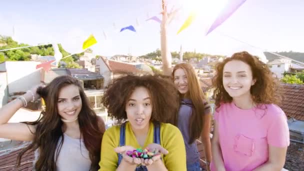 在红史诗W 8K慢镜头拍摄的美丽城市落日中，年轻人在庆祝屋顶派对上欢呼雀跃，在相机微笑中兴奋的年轻人社交网络的概念 — 图库视频影像
