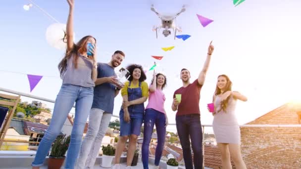Jóvenes en celebración Fiesta en la azotea Volando Uav Quadcopter Sonriendo Sorprendido Cuatro de Julio Celebración Redes Sociales Concepto Durante la Hora Dorada en Red Epic W 8K Slow Motion — Vídeos de Stock