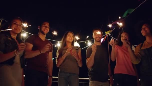 Divers jeunes gens de partie sur le toit Happy Dancing avec le feu scintillant riant et dansant Happy Fun Time Liberté de profiter du concept de vie pendant la belle nuit urbaine tourné sur Red Epic W 8K Slow Motion — Video