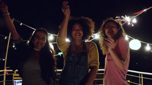 Slavnostní skupina krásné rozmanité mladé ženy šťastný tanec s jiskřičkou oheň šťastný nový rok večer narozeniny událost během krásné městské noci Shot na červené Epic W 8K pomalý pohyb — Stock video