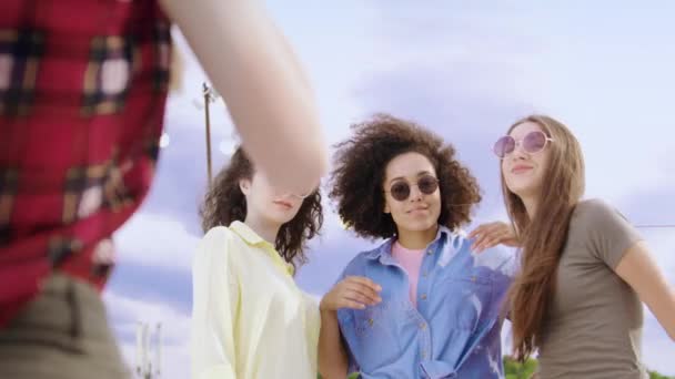 Group Of Diverse Teen Girls On Rooftop Mosolygós és pózoló Fényképezés Dslr Camera Divat Fotózás Ünnepi Fotózás Party Fiatal gondtalan barátság koncepció gyönyörű felhős alkonyat lövés — Stock videók