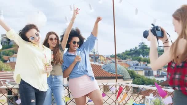 Grupo de diversas chicas adolescentes en la azotea posando como joven fotógrafa femenina toma fotos de ellos Fotografía de moda Fiesta de fotos festivas Amistad sin preocupaciones Alegre Artsy Lifestyle Concept At — Vídeo de stock