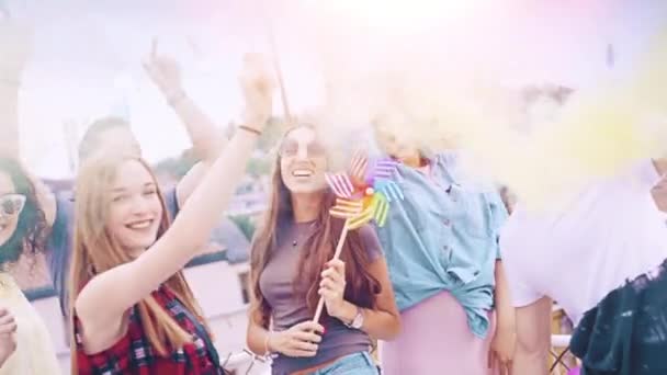 Vielfältige Gruppe junger Hipster-Freunde auf dem Dach feiern in buntem Rauch, lachen und tanzen in Konfetti-Entspannung und Joy-Togetherness-Konzept bei schönem urbanem Sonnenuntergang Shot auf Red Epic — Stockvideo