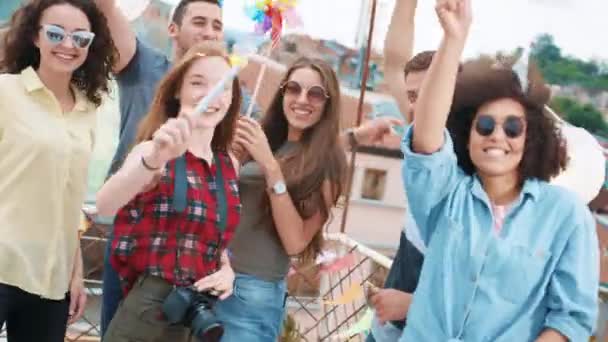 Jeunes gens à la fête d'anniversaire Rooftop Party Happy Dancing avec feu scintillant et fumée Torche rire et danser dans Confetti 4 Juillet Célébration Amitié Concept Au crépuscule tourné sur rouge — Video