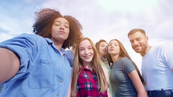 Adolescentes jóvenes en la fiesta de celebración en la azotea tomando un pico usando un palo selfie mirando emocionada fiesta de la juventud gente celebración de cumpleaños durante hermosa toma de sol urbana en la épica roja W 8K lento — Vídeos de Stock