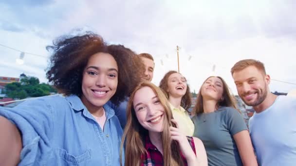 Festive Group Of Beautiful Diverse Young Friends Taking A Pickture Using A Selfie Stick Looking Joyful Happy Party Trick Festive Time Happy Event Concept During Beautiful Urban Sunset Shot on Red Epic — Stock Video