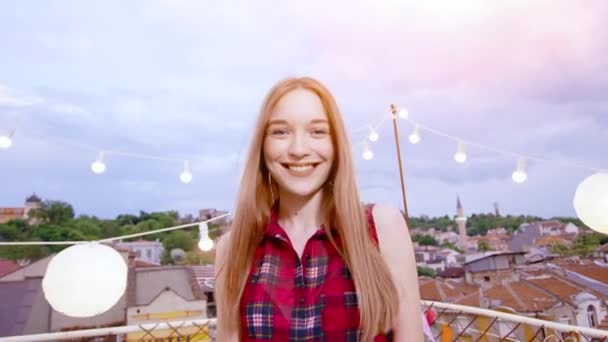 Piękna nastolatka Walking Through Confetti Fall As People Cheer and Celebrate Jumping and Laughing Relaxation and Joy Birthday Celebration At Sunset Shot on Red Epic W 8K Slow Motion — Wideo stockowe