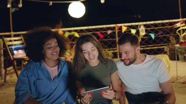 Diverso Grupo de Jóvenes Hipsters Amigos En La Techo Mirando Una Tabla Sonriendo Y Compartiendo Divertidos Vídeos De Internet Mirando Un Proyecto Juntos Trabajo en Equipo Tiempo Divertido Con Tecnología En La Fiesta 3g 4g 5g — Vídeo de stock