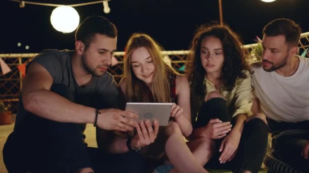 Divers jeunes amis de fête sur le toit regardant une tablette souriant et partageant des vidéos Internet drôles regardant un projet ensemble Technologie de travail d'équipe Ar Party 3g 4g 5g Future Communication Technology — Video