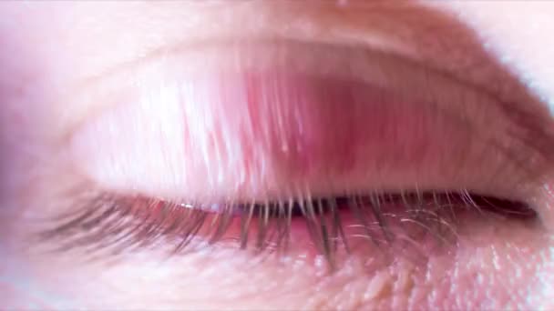 Yeux Bleus Ouvre et Ferme Macro Shot Humanité Objectif Existence Concept 4K — Video