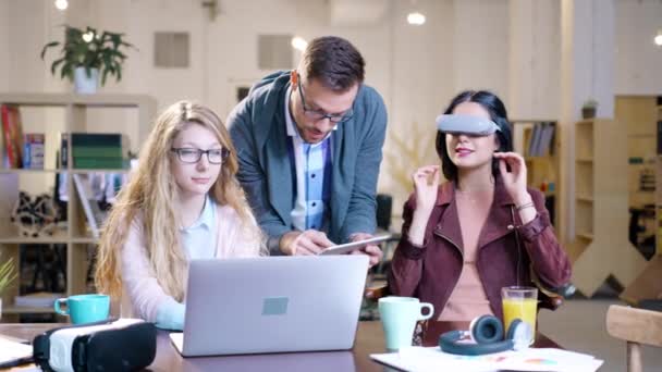 Kreativ datavetenskap studenter Skapa Virtual Reality Applikationer 3D Hologram Spelutvecklare Sdk Software Engineering Vr Applikationsutveckling Skapa framtida start i moderna Office — Stockvideo