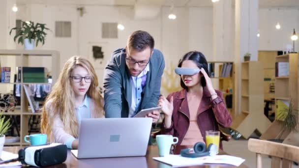 Giovani collaboratori di successo Creazione di applicazioni di realtà virtuale Diversi gruppi di ingegneri software Creazione di future startup Programmazione AR Vr Application Trendy Designers In An Industrial Design — Video Stock