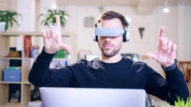 Geleceğin Teknoloji Uzmanı 3D Hologram Oyun Geliştiricisi Sanal Gerçeklik Vr kulaklık takıyor İş Geleceği Artırılmış Gerçeklik Testi Kulaklığı — Stok video