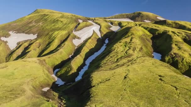 Эпический воздушный полет над эпическими скалами в Исландии Зеленый Грасс и Снежная весна Спиритуал Йорни Могущественная Природа. — стоковое видео