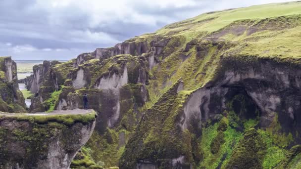 Majestic Air Flight Man Standing on Edge at Vast Islandês Canyon Paisagem Meio Ambiente Espiritualidade Sucesso Viagem Aventura Incrível Natureza — Vídeo de Stock