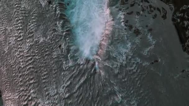 Drone epico abbattuto su belle cascate islandesi Formazione Forza potente acqua schiacciamento giù scala epica Natura Turismo estremo — Video Stock
