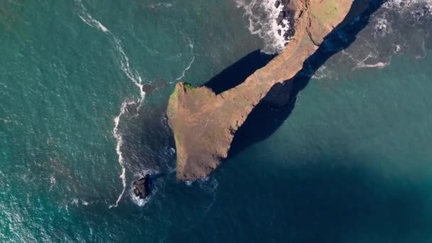 Epische Überflüge aus der Luft über Gesteinsformationen an der Küste Islands Schwarzer Sand Majestätische Natur Eiskappen Spiritualität — Stockvideo