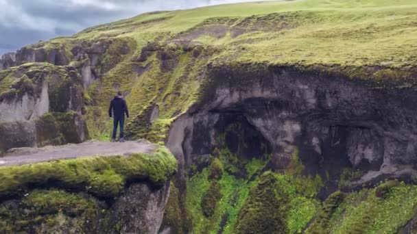 Voador aéreo em torno do homem em pé na Islândia Mountain Landscape Canyon Liberdade Inspiração Sucesso Viagem Aventura Conceito — Vídeo de Stock