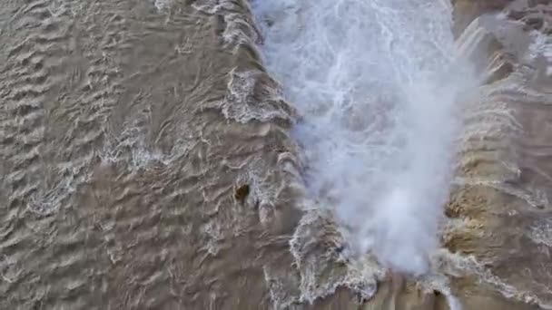 Drone épico disparado em torno da cachoeira da montanha extrema água branca esmagando abismo criação poderosa vista da natureza — Vídeo de Stock