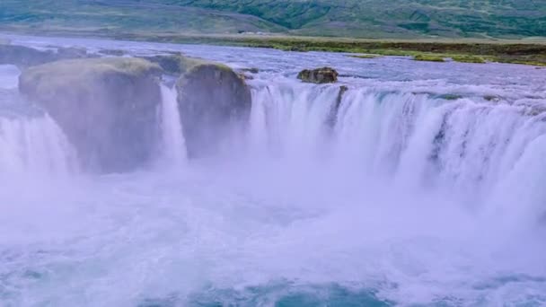 Majestuoso vuelo aéreo alrededor de la famosa cascada en Islandia Poderosa fuerza de agua aplastando la creación Majestad Reverencia Naturaleza Viajes Aventura — Vídeo de stock