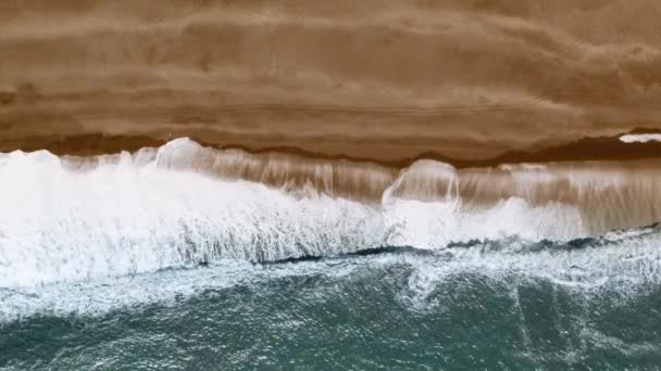 Voo aéreo sobre a praia islandesa bela areia majestosa natureza nórdica natureza épica aventura — Vídeo de Stock