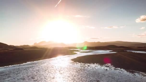 Luchtfoto door prachtige IJslandse rivier bij Gouden Uur Zonsondergang Kleuren Jonge Aarde Milieu Ecologie Adembenemend uitzicht — Stockvideo