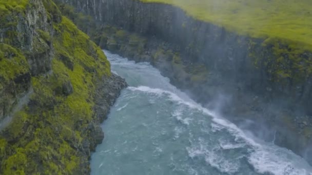 Epic Drone Shot Over Beautiful Waterfall Water Fluyendo a través de Acantilados Espiritualidad Escala épica Naturaleza Viajes Aventura — Vídeos de Stock