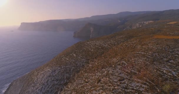 Aerial Shot View Over High Ocean Cliffs and Nature Egzotyczna grecka wyspa Wycieczka wakacyjna Turystyka Koncepcja Ekologia Koncepcja zachowania — Wideo stockowe
