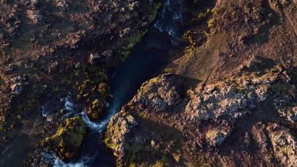 Zbor aerian epic deasupra formatiunilor de piatra din Islanda Textura Terenului vulcanic Spiritualitate Epic Scala Natura Vedere — Videoclip de stoc