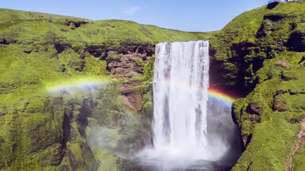 Drone épico disparado sobre cachoeira poderosa na Islândia Water Rushing Down Tall Cliff Escala Grande Épica Vista da Natureza — Vídeo de Stock