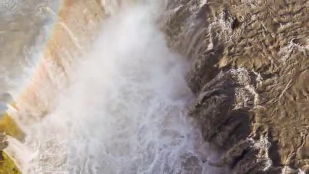 Voo aéreo épico em torno da cachoeira da montanha esmagando o spray de água Myst Força imparável Incrível Visão da Natureza Férias extremas — Vídeo de Stock