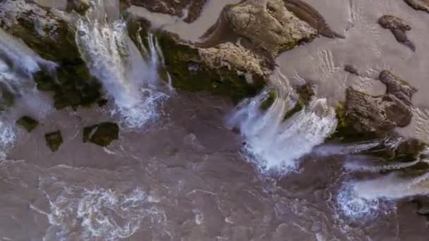 アイスランドの有名な滝の上に壮大なドローンショット極端な白い水が奈落の底のインスピレーションを押し下げる素晴らしい自然観光の冒険 — ストック動画