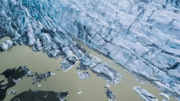 Voo aéreo do drone sobre o parque nacional da geleira através da beleza épica da ecologia da natureza majestosa da montanha bonita — Vídeo de Stock