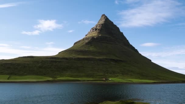 Nordic Mountain Lake Peyzajı 'na doğru uçan Hava Uçuşu Kirkjufell Tepesi Erken Jeolojisi İnanılmaz Seyahat Varış Yeri Görünümü — Stok video