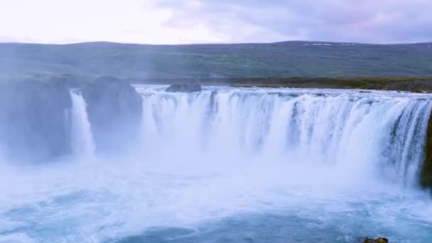 Великомасштабний повітряний політ над ісландською річкою Водоспад Екстремальний промисл Білої води Руйнування безперестанної сили Величність природи Спостереження за невидимістю — стокове відео