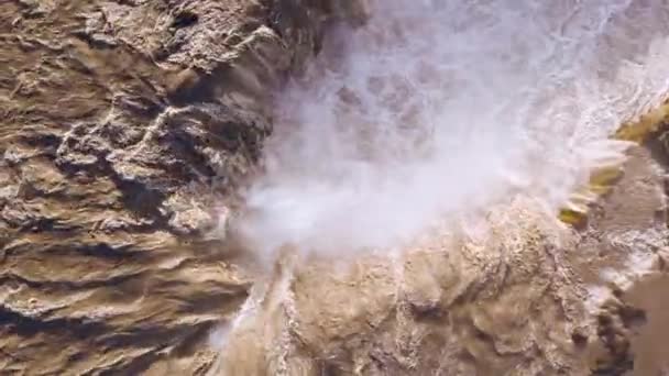 Drone épico atirado sobre cachoeira poderosa na Islândia Força poderosa água esmagando Inspiração incrível Natureza Visão Aventura Épico — Vídeo de Stock