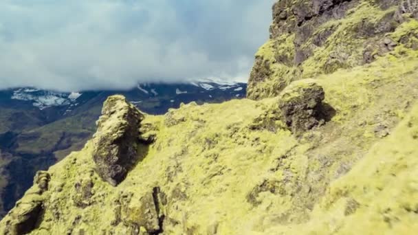 Epische Luftfahrt über majestätischen isländischen Bergklippen Grünes Gras und Schnee Frühling Aussichtspunkt Majestät Ehrfurcht Natur Extremtourismus — Stockvideo