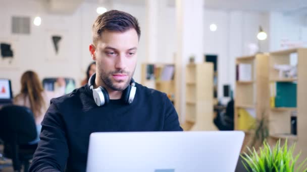 Guapo joven mirando a un ordenador portátil de planificación de negocios de cooperación de planificación de cámara lenta 4K tiro en rojo épica 8K — Vídeos de Stock