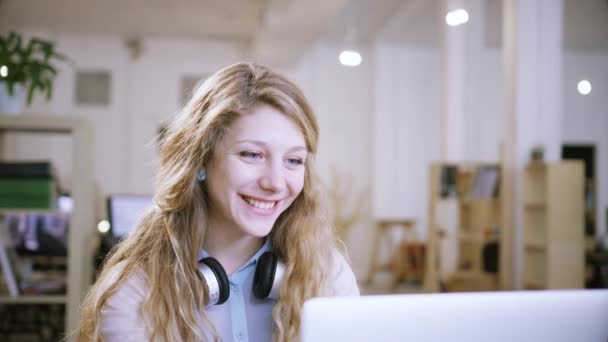 Creative College Student Businesswoman Arbeit an einem Projekt Lächeln Erfolgreicher Unternehmer Slow Motion 4K Schuss auf Red Epic 8K — Stockvideo