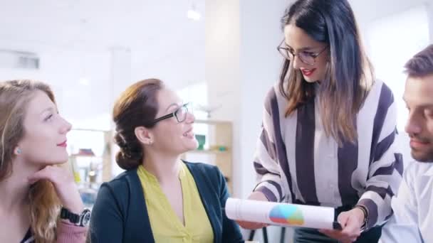 Team av unga proffs tittar på en bärbar dator Brainstorming Happy Office Togetherness Slow Motion 4K Skott på röd Epic 8K — Stockvideo