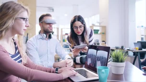 Trendy Designers Wearing Virtual Reality Vr Headset Glasses Teamwork Startup Innovation Testing Augmented Reality Headset Programming AR Vr Application Creating Virtual Reality Applications Innovative — 비디오