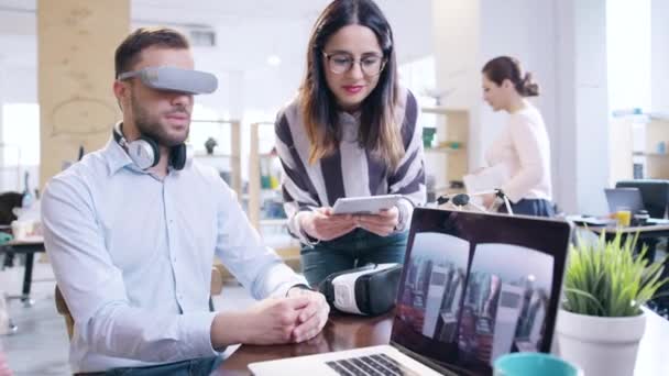 Eksperci ds. technologii przyszłości Testowanie Augmented Reality Headset Developer Professionals Developing Futurstic Technology Programming AR Vr Application Vr Application Development Wearing Virtual Reality Vr — Wideo stockowe