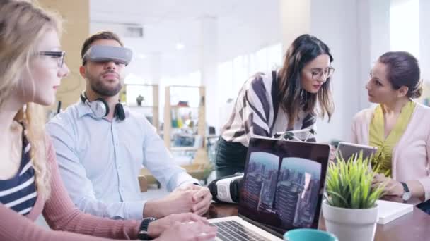 Desarrolladores de juegos de holograma 3D Futuros expertos en tecnología Jóvenes colaboradores exitosos Equipo innovador Futuro de la programación empresarial Aplicación AR Vr Realidad virtual Trabajo en equipo Startup Innovation — Vídeo de stock