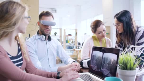 Trendiga kreativa spel Designers bär Virtual Reality Vr Headset Glasögon Hologram koncept 3D Hologram Spelutvecklare Skapa Virtual Reality applikationer Futurism Innovation Concept Skapa — Stockvideo