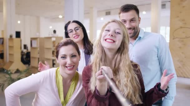 Ofiste Selfie Çeken Güzel Genç İnsanlar Günlük İş Arkadaşları Takım Çalışması Ofis Arkadaşlığı Konsepti — Stok video