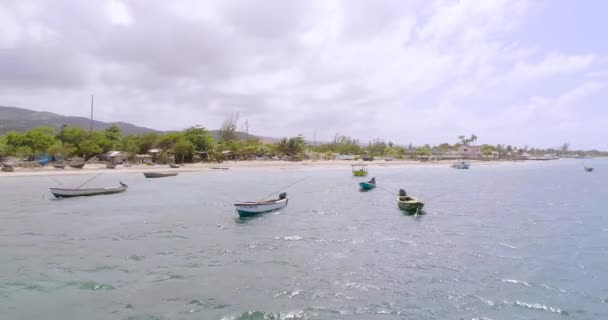 Voar tiro aéreo sobre bela praia do mar azul do Caribe e pequenos barcos de pesca Destino tropical Jamaica Ilha exótica Turismo e viagens conceito Slow Motion 4k — Vídeo de Stock