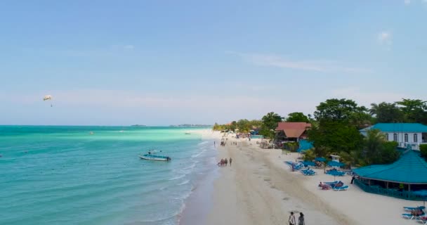 Lotnicze Drone strzał nad pięknym Morzem Karaibskim Blue Sea Beach Tropikalne miejsce Jamajka Tropikalny cel podróży Turystyka i koncepcja podróży Slow Motion 4k — Wideo stockowe