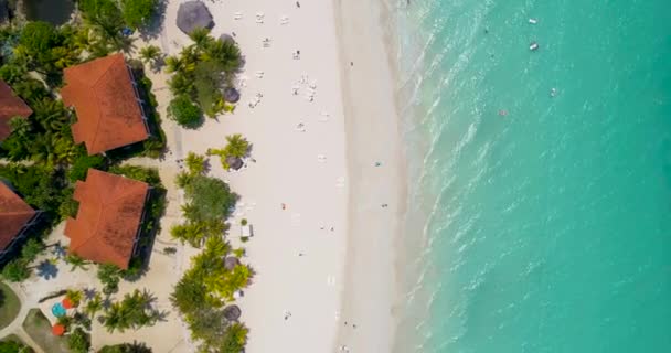 Aereo Drone girato su bella spiaggia caraibica Blue Sea chiaro turchese acqua Tropicale Destinazione Vacanze estive concetto Slow Motion 4k — Video Stock