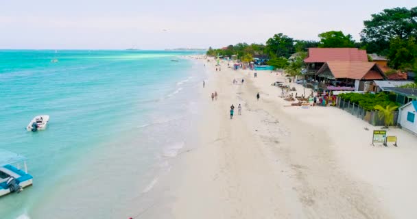 Letecký dron Shot Over Beautiful Caribbean Blue Sea Beach Jamaica Scénická Seascape Letní dovolená Destination Summer Getaway Concept Slow Motion 4k